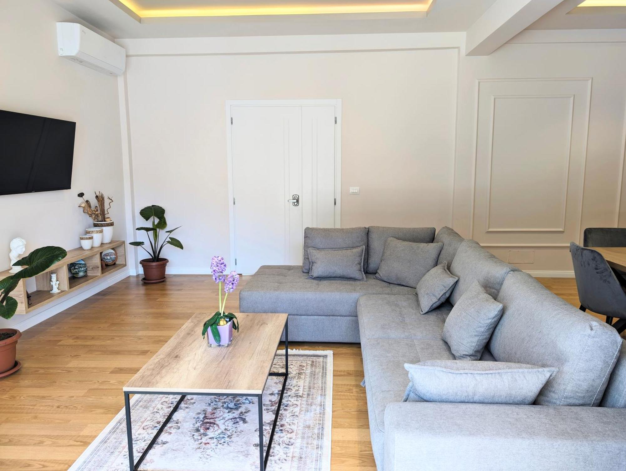 Villa With Garden And Veranda เบราท ภายนอก รูปภาพ