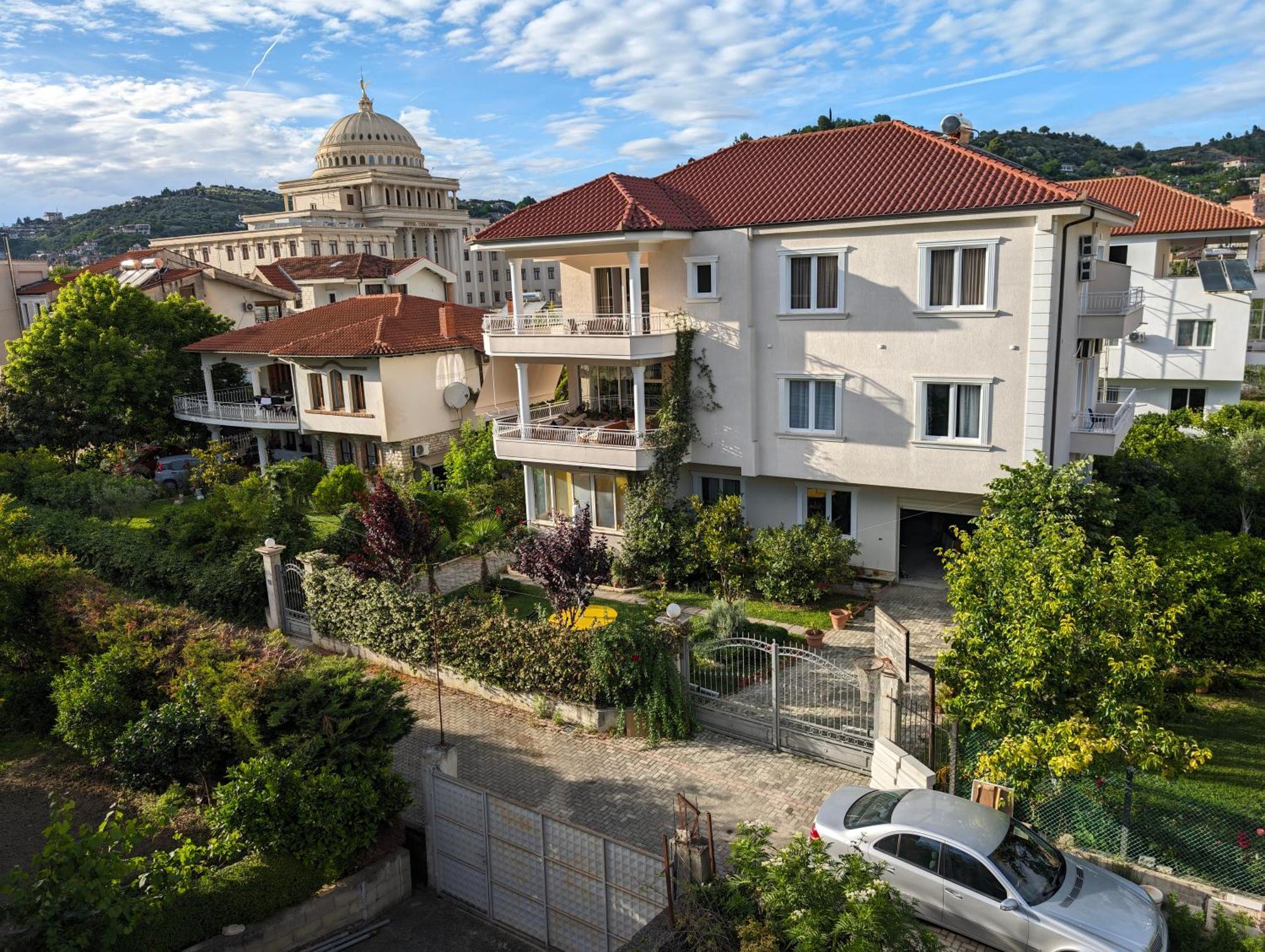 Villa With Garden And Veranda เบราท ภายนอก รูปภาพ