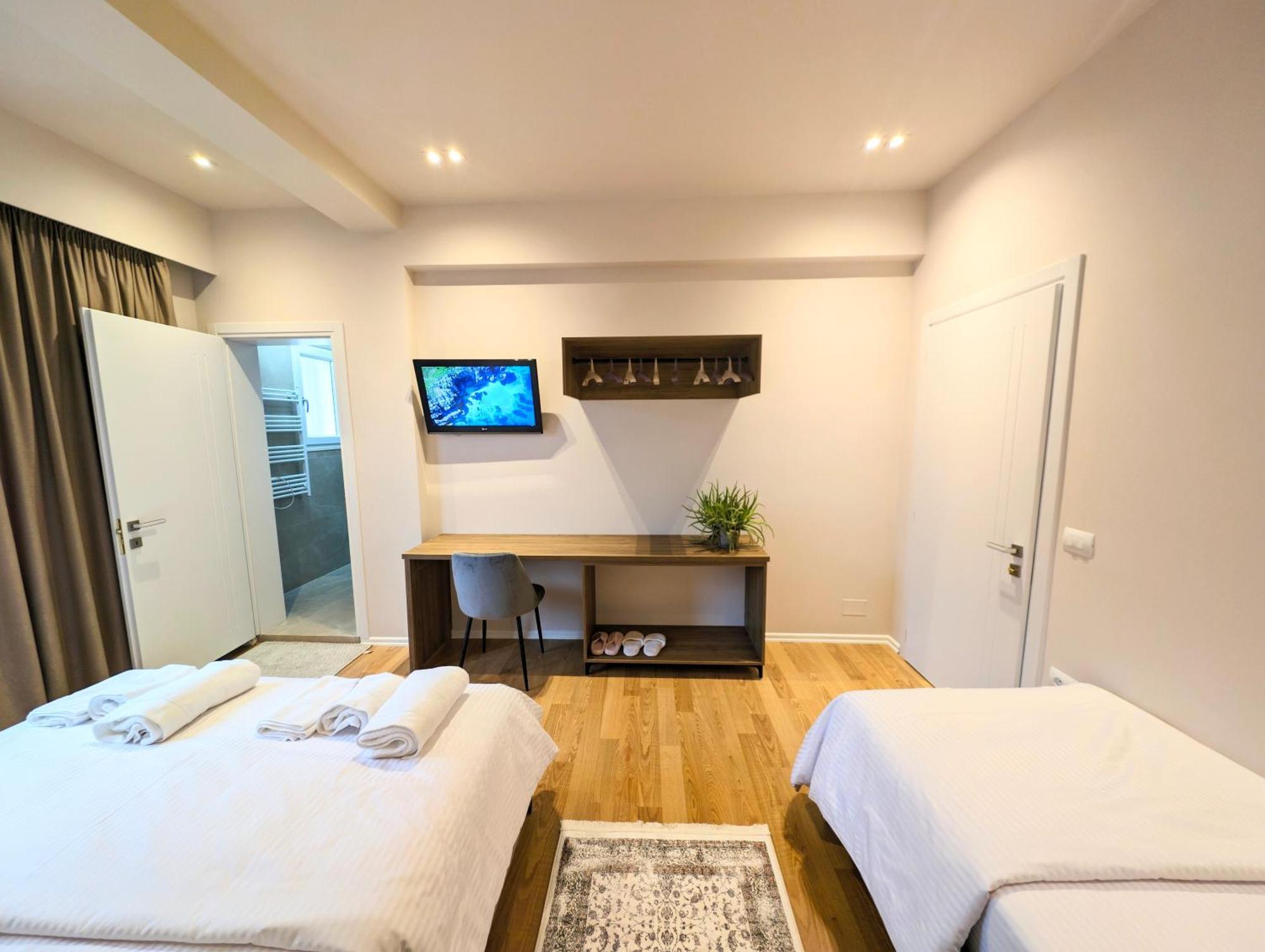 Villa With Garden And Veranda เบราท ภายนอก รูปภาพ