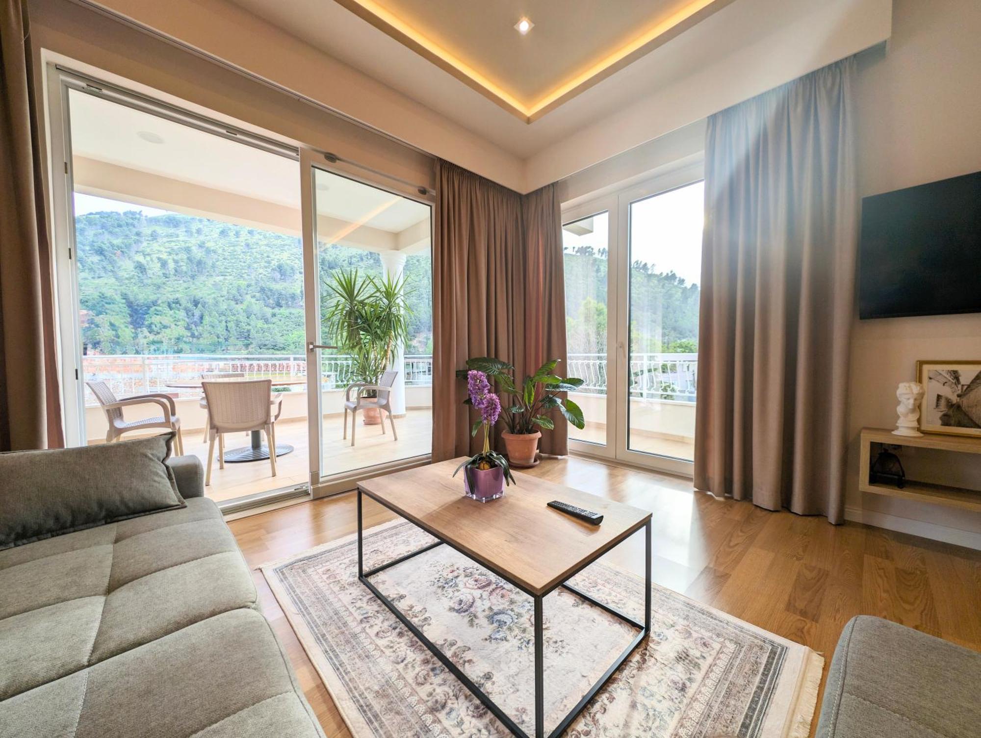 Villa With Garden And Veranda เบราท ภายนอก รูปภาพ